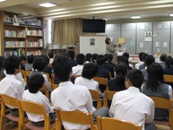 絵本の読み聞かせ中！